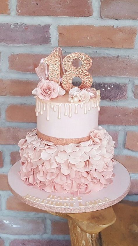 Gold Cake Drip, 18th Birthday Cake Ideas, Cake 18th Birthday, 18th Birthday Cake For Girls, Kue Fondant, Cake Drip, Tårta Design, Birthday Cake Roses, Rose Gold Cake