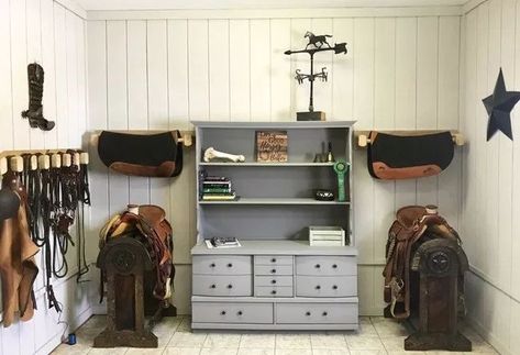 Tack Room Decor, Tack Room Ideas Western, Tack Room Organization Ideas, Western Tack Room, Tack Shed Ideas, Horse Barn Decor, Barn Organization, Horse Room Decor, Tack Locker