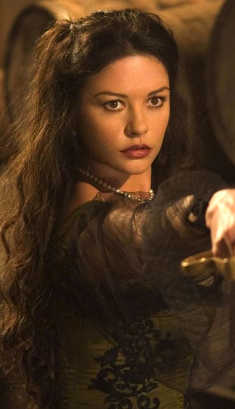 Catherine Zeta Jones during the filming of Zorro Catherine Zeta-jones, The Mask Of Zorro, Zeta Jones, Renee Zellweger, Catherine Zeta Jones, Actrices Hollywood, Costumes Ideas, Swansea, Famous Faces