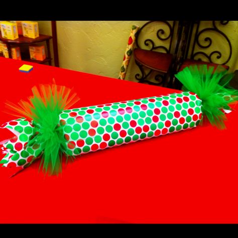 Wrapped a cylinder gift candy-style! Bunch ends and tie with lots of toulle, and cut triangles out of the ends for a better finished product. Wrapping Cylindrical Gifts, Wrap A Cylinder Gift, How To Wrap Tubular Gifts, Wrapping Cylinder Gift, Wrapping Cylinder Presents, 4h Projects, Christmas Craft, Crafty Things, Triangles