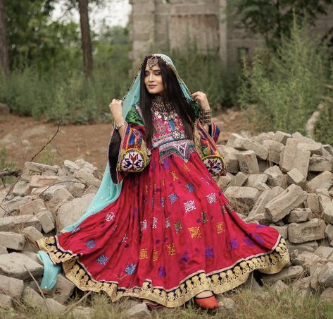 Afghani Dresses, Afghani Dress, Red Bridal Dress, Folk Dress, Rose And Rosie, Afghan Fashion, Afghan Clothes, Art Of Beauty, Afghan Dresses