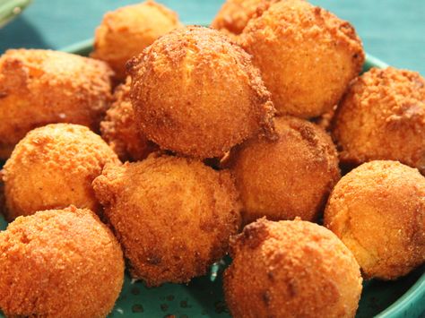 Hushpuppies from FoodNetwork.com. I LOVE her recipes.. everyone should watch this show! Five Ingredient Fix Bbq Side Dish Recipes, Hush Puppies Recipe, Louisiana Kitchen, Side Dishes For Bbq, Fried Food, Stuffed Jalapeno Peppers, Southern Recipes, Beignets, Hush Puppies