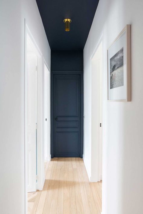 Interior Design Per La Casa, 아파트 인테리어, Interior Modern, Design Del Prodotto, Style At Home, Blue Walls, White Trim, House Inspo, Home Fashion