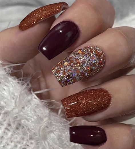 Fall Into Christmas Nails, Thanksgiving Sparkle Nails, Glitter Thanksgiving Nails, Dip Nail Fall Ideas, Holiday Nails Thanksgiving Fall, Sparkly Thanksgiving Nails, Thanksgiving Nails Glitter, Glitter Fall Nail Designs, Fall Pedicure Ideas 2024