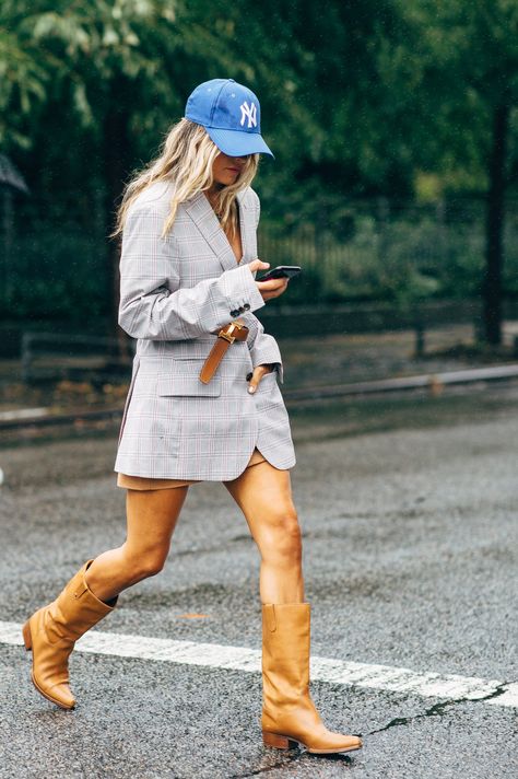 Make a blazer the whole outfit, then run with the accessories, like a baseball cap and boots for a cool-girl juxtaposition. Baseball Hat Outfit, Botas Western, Baseball Cap Outfit, Street Style 2018, Cap Outfit, Pretty Skirts, Popsugar Fashion, Outfits With Hats, Cute Everyday Outfits