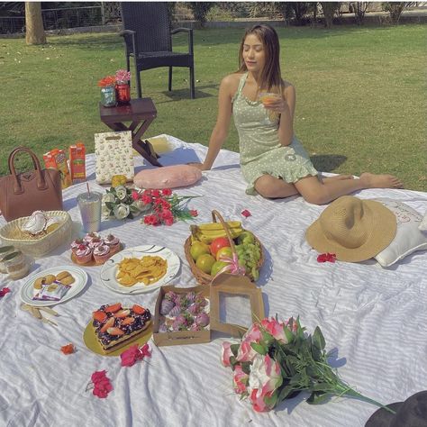 Aesthetic picnic setup Aesthetic Picnic Setup, Picnic Aesthetic With Table, Cute Picnic Setup, Picnic Setup Ideas, Picnic Set Up, Picnic Board, Aesthetic Setup, Picnic Dates, Picnic Setup