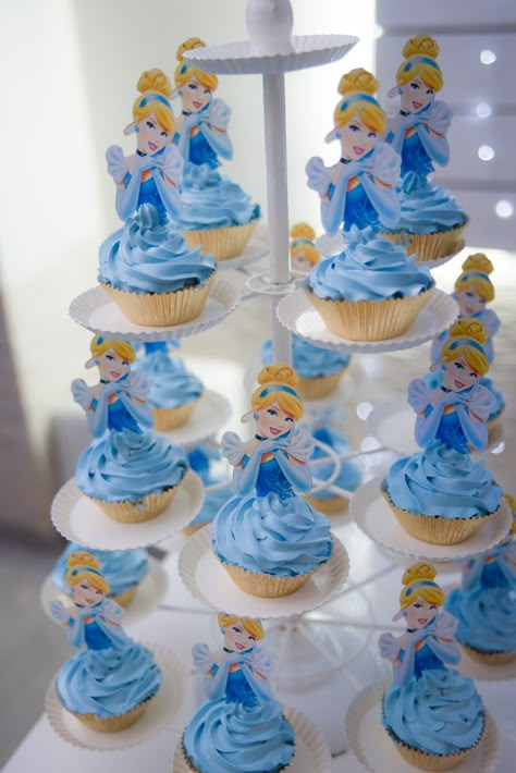 Birthday Cake Cinderella, Cinderella Birthday Cupcakes, Cinderella First Birthday Party, Cinderella Baby Shower Ideas, Cinderella Cupcake Cake, Cinderella Treats, Cinderella Dessert Table, Cinderella Theme Birthday Party, Cinderella Cake Pops