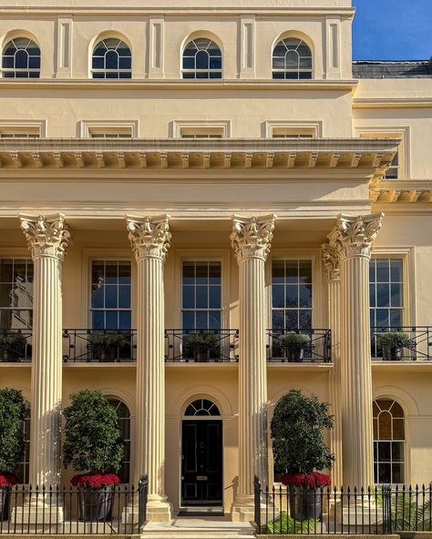 The magnificent Regent’s Park from my @thelondonambler tour. Chester Terrace, a stunning Regency-style row along Regent’s Park, is one of London’s grandest terraces. Designed by renowned architect John Nash in 1825, it showcases a harmonious neoclassical façade with tall Ionic columns, intricate stucco detailing, and a stately, symmetrical design. Named after the first Earl of Chester, it stretches over 280 meters, making it the longest terrace bordering the park. This architectural masterp... New Classical Architecture Facades, Neo Architecture, Classical Architecture Facade, Chaos Core, Colonial Chic, Regency Architecture, Neo Classical Architecture, New Classical Architecture, Regency England