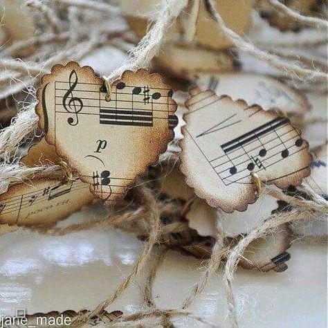 Music Notes Decorations, Sheet Music Crafts, Old Book Crafts, Book Page Crafts, Music Crafts, Music Paper, בר מצווה, Music Decor, Vintage Wedding Decorations