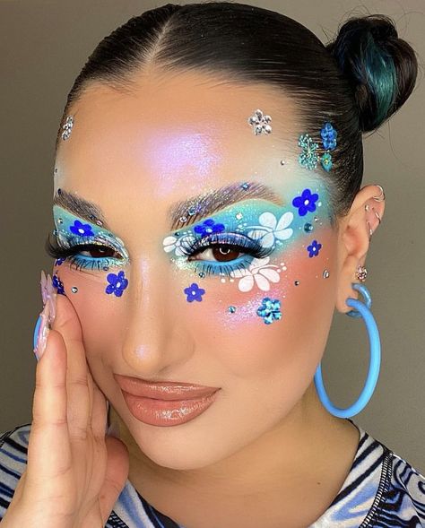 Luau Makeup Ideas, Facepainting Ideas Aesthetic, Hibiscus Flower Makeup, Hibiscus Makeup, Flower On Face Makeup, Spring Fantasy Makeup, Exotic Makeup Looks, Floral Makeup Looks, Artistic Makeup Creative