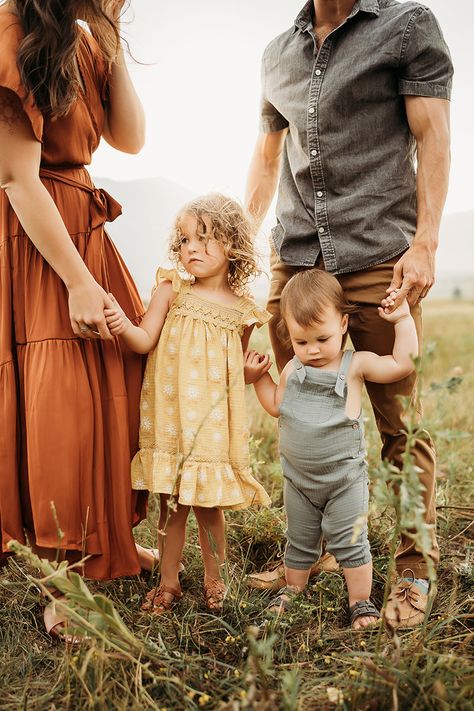 Family In Field Photography, Family Photos In Wildflowers, Wildflower Field Photoshoot Family, Family Wildflower Photos, Family Photo Poses Outdoor Family Of 4, Fall Family Of 4 Photos, Family Portrait Outfits Summer, Wildflower Family Photos, Outdoor Family Photos Summer