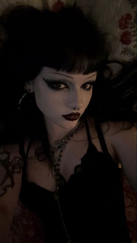 Maquillage Goth, Trad Goth Makeup, Goth Eye Makeup, Dark Makeup Looks, Tinted Brow Gel, Oh My Goddess, Alt Makeup, Swag Makeup, Alternative Makeup