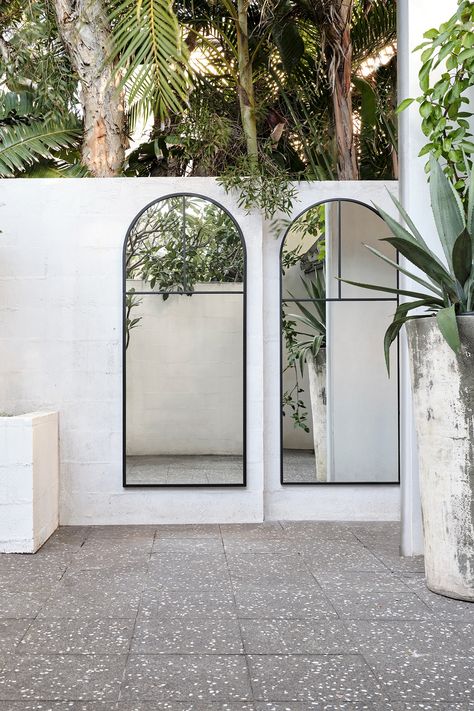 Designed by Adam Robinson Design for MCM House, Sydney. Wall Mirrors Decor Ideas, Outdoor Mirrors, Design Studio Space, Garden Wall Designs, Courtyard Gardens Design, Mcm House, Garden Mirrors, Outdoor Mirror, Modern Planters