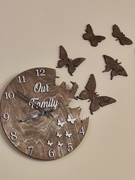 3D Personalised wooden wall clock, each butterfly has a name. Inscription on the clock can be change, please fill the form. The clock includes 5 butterfly, if you wish more butterflies, please choose how many. Material 6mm birch plywood. Size 30cm clock plus butterflies. Glo Forge, Cnc Clock, Cnc Clock Design, Laser Clock Design, Mdf Butterfly, Mdf Clock, Disney Clock, Diy Clocks, Flying Butterflies