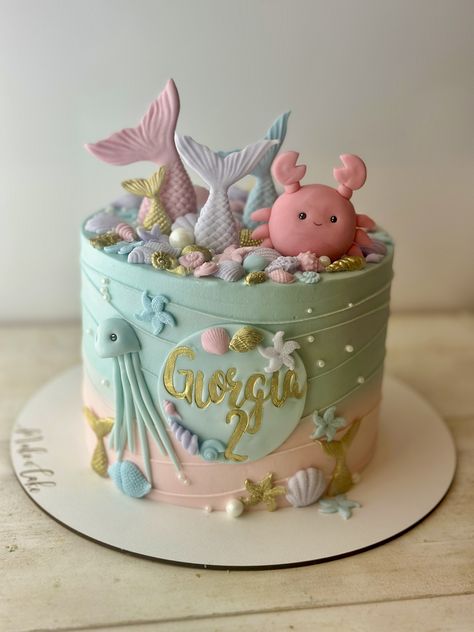 Classic cake with sea world theme.  #CakeArt #CakeDesign #CakeDecor #SeaWorldCake #CakeWithFish #MermaidCake #ChildrenBirthdayCake Under The Sea Birthday Cake Girl, Pastel Under The Sea Birthday Party, Under Sea Cake, Cakes Without Fondant, Fish Cake Birthday, One Tier Cake, Ocean Theme Birthday, Mermaid Birthday Cakes