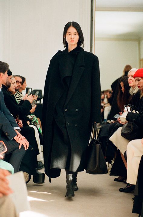 Resort 2024, Roll Neck Sweater, 2024 Fashion, 가을 패션, 2024 Collection, Black Coat, Winter Women, Paris Fashion, Paris Fashion Week