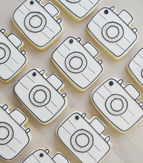 Photography Cookies Decorated, Camera Cookies Decorated, Photographer Cookies, Galletas Cute, Camera Cookies, Cookie Writing, 21st Party Ideas, Cookie Decoration Ideas, Photo Cookies