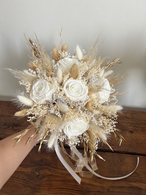 Neutral Wedding Flowers Centerpieces, Nikkah Bouquet, Gold Flowers Bouquet, Simple Dried Flower Bouquet, White And Gold Wedding Bouquet, White Gold Bouquet, Beige Bouquet, Engagement Bouquet, Champagne Wedding Flowers