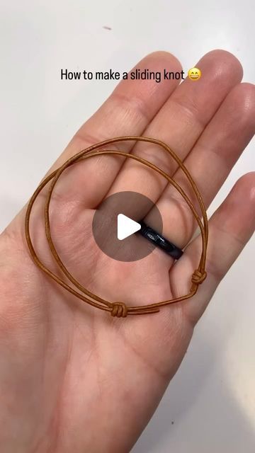 Necklace Slip Knot Leather Cord, How To Tie The End Of A String Bracelet, Necklace Tie Sliding Knot, Waxed Polyester Cord Bracelets Diy, Hand Bracelet Making Tutorial, Rattail Cord Bracelet, Loop Knot For Bracelet, Leather Knots For Jewelry, Wax Cord Bracelet Diy Tutorials