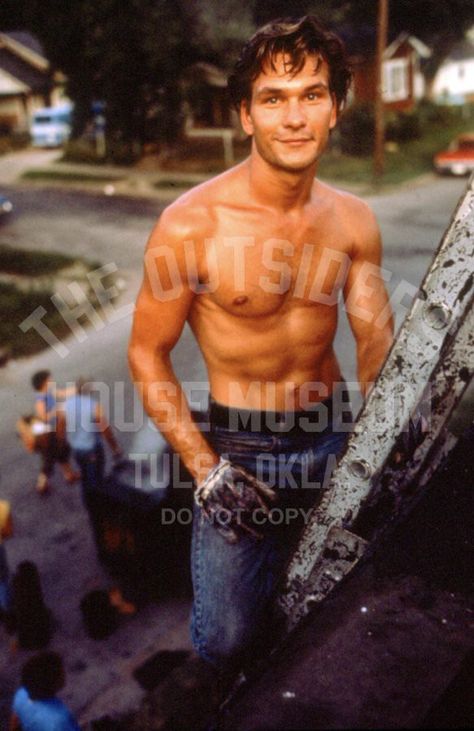 Patrick Swayze Shirtless, Darry Curtis, Patrick Swazey, Outsiders Movie, 80s Actors, Dallas Winston, 1980s Movies, The Outsiders 1983, Day Lewis