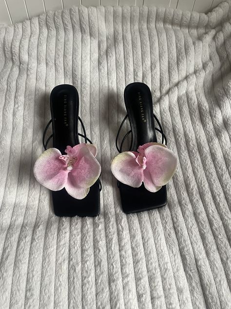 Pink Handmade Orchid flower sandal heels🌸 Made to order 🪡 Available in a black or white shoe. This is the listing for the black. Available shoe size is EU 35 - 40 💌 (Please order the correct shoe size, if your shoe size is not listed please message me and I can offer you another shoe style) The heel is - 2.8 inches 💓 Delivery time information: Please allow up to 14 days for your item to be made and posted 💌 Postage costs : UK - £4.89 Royal Mail Tracked & Signed 💌 EU - £22 UPS Tracked Non E Flower Shoes Heels, Orchid Shoes, Orchid Heels, Flowers Heels, Orchid Accessories, Material Gworl, Dark Summer, Flower Heels, White Shoe