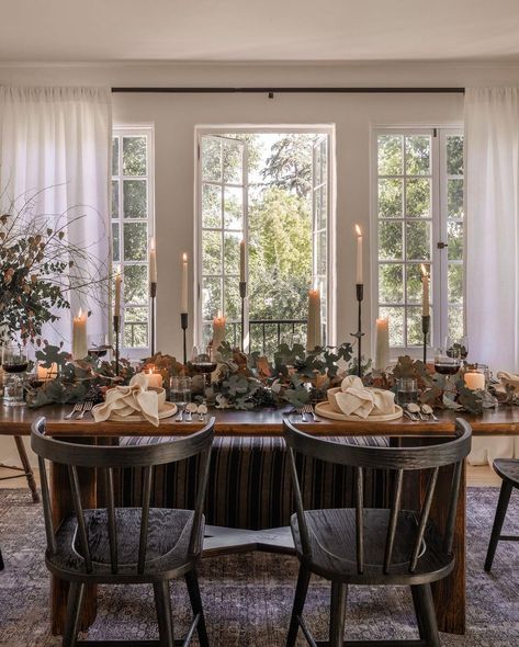 Time feels like it’s flying, anyone else?? But ‘tis the season to start thinking about holiday plans. Sharing some inspo from… | Instagram Holiday Decor Trends, Neutral Holiday Decor, Christmas Dining Table Decor, Christmas Dining Table, Amber Lewis, Shoppe Amber Interiors, Walnut Dining Table, Amber Interiors, Christmas Dining