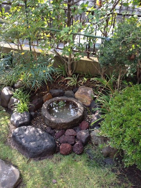 Small Japanese Garden, Japanese Garden Landscape, Garden Water Feature, Courtyard Gardens Design, Rock Garden Landscaping, Veg Garden, Garden Deco, Water Features In The Garden, Native Garden