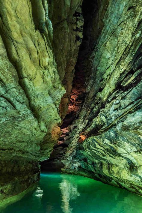 À 2h de Toulouse, la vallée de la Dordogne charme par ses nombreuses richesses : villages à flancs de falaise comme Rocamadour, nature verdoyante, sites d’exception. Le département du Lot ne manque pas d’attraits touristiques ! Parmi les incontournables, on compte le célèbre Gouffre de Padirac classé monument naturel. Considéré aujourd’hui comme l’une des plus grandes curiosités géologiques d’Europe, il est aussi incroyable à découvrir pour les visiteurs qu’à étudier pour les scientifiques. Dordogne France, France Itinerary, Beautiful France, Caving, Voyage Europe, Limousin, Le Lot, France Travel, Most Beautiful Places