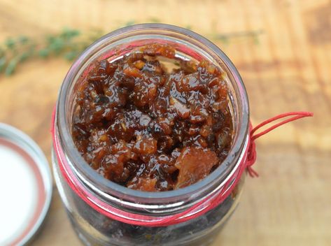 Always wanted to learn how to make bacon jam? You will go ga-ga over this! So easy to make and the taste compliments everything from vegetables to sandwiches to burgers and more! Mincemeat Pie Filling, Bourbon Jam, Bacon Jam Recipe, Mincemeat Pie, Best Food Gifts, Best Pizza Dough, Bacon Jam, Jam Recipe, Fig Jam