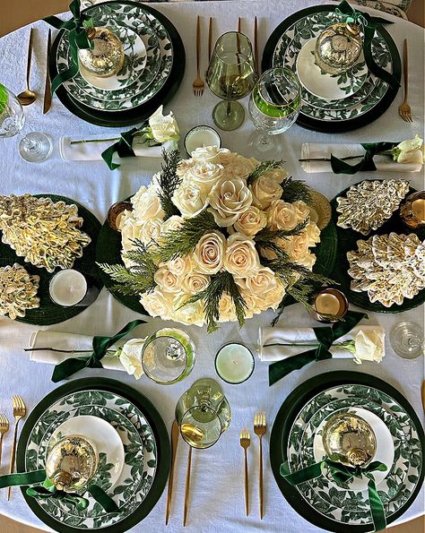 Set a green and gold Christmas tablescape for an elegant holiday dinner with some inspiration and ideas here. Green Christmas Tablescapes, Green Gold And White Dinner Party, Green And White Christmas Table, Green White Gold Christmas, Green Christmas Table Decor, Green And Gold Table Setting, Green And Gold Place Setting, Gold Charger Christmas Table Setting, Gold White Green Wedding Place Settings