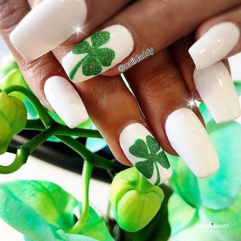 18 St Patrick's Day Nail Designs - Inspired Beauty Irish Nail Designs, St Patricks Nail Designs, Patrick Nails, St Patrick Day Nails Acrylic, Shamrock Nails, Irish Nails, Sant Patrick, Saint Patrick Nail, Stiletto Shaped Nails