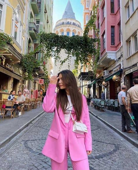 Istanbul Style Outfits, Istanbul Pose Ideas, Antalya Turkey Outfit, Outfits For Istanbul, Outfits For Turkey Travel, Turkey Outfit Ideas, Turkey Style Outfits, Istanbul Instagram Photos, Istanbul Poses