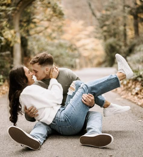 Best Photo Poses For Couples Sitting, Taller Women With Shorter Men Poses, Couple Pose Short Man, Poses For Anniversary Pictures, Sitting Down Poses For Couples, Cute Fun Couple Pictures, Couples Seated Poses, Short Couples Photoshoot, Cute Couple Poses Sitting