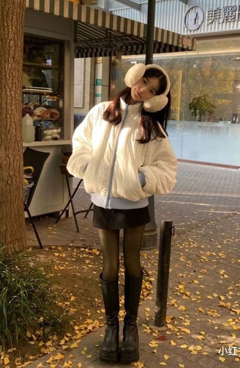 mini skirt outfits, mini skirt fall outfits, mini skirt winter outfits, how to wear mini skirt in fall, mini skirt and sweater Japan Outfit Winter, Japanese Winter Fashion, Vinter Mode Outfits, Korea Winter, Japan Outfits, Japan Winter, Oki Doki, Japan Outfit, Trip Outfits