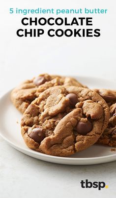 Only five ingredients in these super chewy peanut butter cookies. Add some milk chocolate chips to put them over the top delicious. These 5-Ingredient Peanut Butter Chocolate Chip Cookies are so easy and can be made from ingredients you most likely have in your pantry. Chocolate and peanut butter have to be one of my favorite food duos. My Favorite Food, Chewy Peanut Butter Cookies, Chocolate And Peanut Butter, Peanut Butter Chocolate Chip Cookies, Healthy Food Facts, Peanut Butter Chocolate Chip, Peanut Butter Chocolate, Milk Chocolate Chips, 5 Ingredient