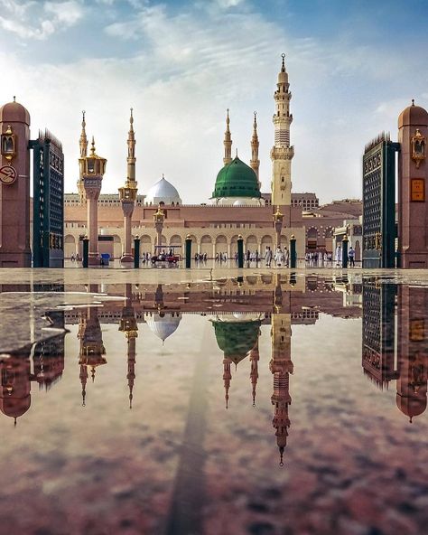 • Rasulullah (ﷺ) had a beautiful fair complexion. His face was more handsome than the full moon. His body was strong. His hands were softer… Masjid Al Nabawi, Medina Saudi Arabia, Mecca Madinah, La Mecca, Al Masjid An Nabawi, Mecca Masjid, Mekka Islam, Mecca Kaaba, Medina Mosque