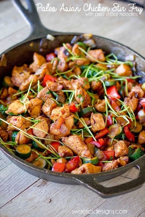 One Pot Low Carb Paleo Keto Asian Chicken Stir Fry - This One Pot Low Carb Paleo Keto Asian Chicken Stir Fry is the perfect paleo or keto diet chicken stir fry - bursting with flavor and naturally gluten and soy free. Packed with chicken, garlic, zucchini, bell peppers, coconut aminos, and pea shoots for delicious asian stir fry flavor that works in a low carb diet! #onepotasianchickenstirfry #maindishes Paleo Asian Chicken, Asian Chicken Stir Fry, Dinner Eggs, Easy Paleo Dinner Recipes, Keto Stir Fry, Omelette Breakfast, Asian Stir Fry, Coconut Aminos, Low Carb Diets