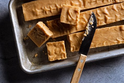 Old Fashioned Brown Sugar Fudge | Redpath Sugar Marshmallow Dessert Recipes, Brown Sugar Fudge, Graham Cracker Toffee, Biscuits Graham, Cracker Toffee, Coconut Cheesecake, Toffee Bars, Salty Treats, Candy Treats