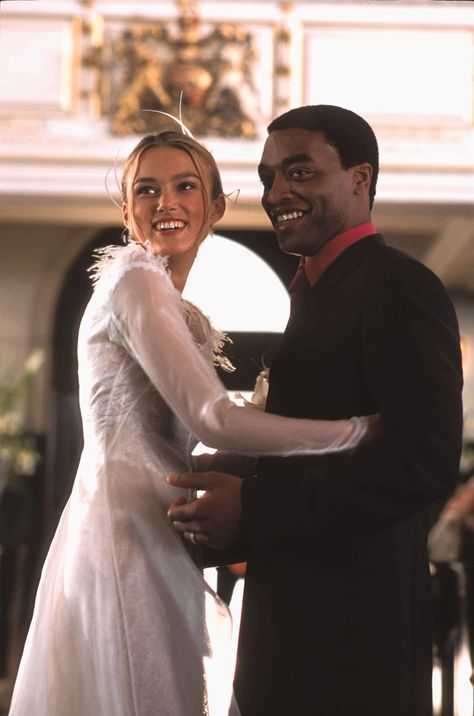 Keira Knightley in Love Actually (2003). Keira Knightley Wedding Dress, Keira Knightley Love Actually, Keira Knightley Wedding, Movie Wedding Dresses, Love Actually 2003, Movie Wedding, Helen Rose, Bride Wars, Wedding Dress Costume