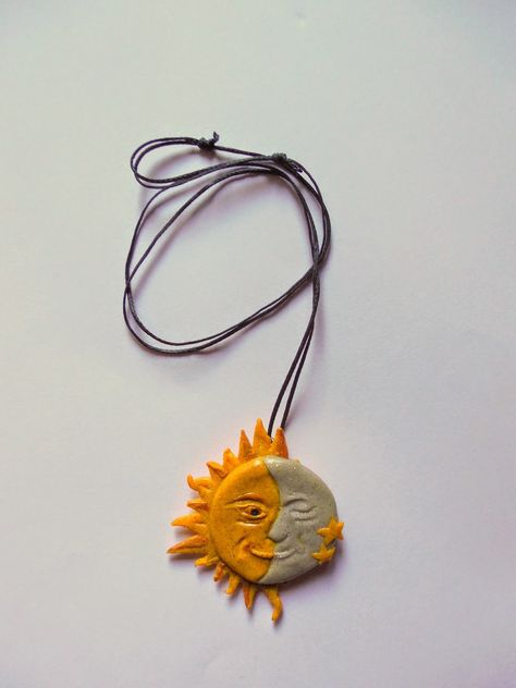 Clay Moon Necklace, Clay Crafts Necklace, Moon Clay Art, Clay Necklace Diy, Sun And Moon Clay, Handmade Clay Ideas, Clay Necklace Ideas, Air Dry Clay Necklace, Polymer Clay Sun