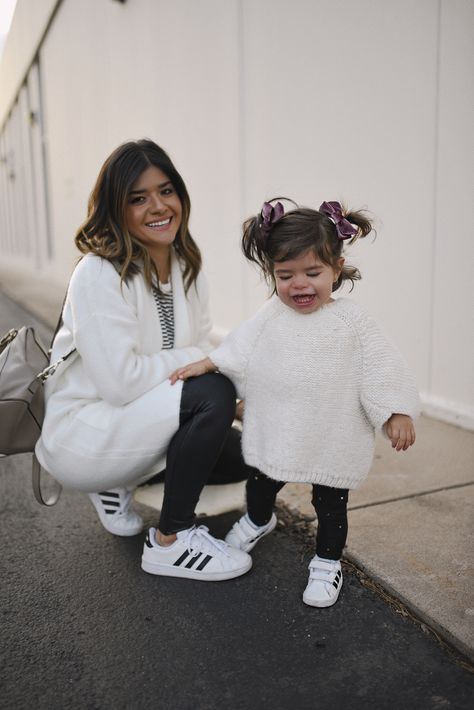 Outfits For Mothers Day, Mommy Baby Matching Outfits, Outfits For Mothers, Girls Sneakers Outfit, Matching Mommy Daughter Outfits, Mommy Daughter Dresses, Superstar Outfit, Outfit Photoshoot, Mom Daughter Outfits