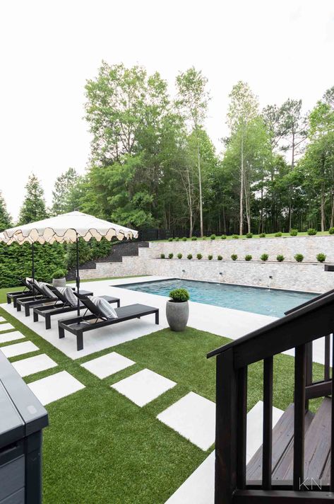 Hamptons Style Garden Pool Design in Georgia Pool Sidewalk Ideas, Hamptons Bedroom Ideas, Modern Hamptons Bedroom, Hamptons Style Pool, Hamptons Style Garden, Pool Patio Ideas, Hamptons Pool, Modern Pool Design, Hamptons Bedroom