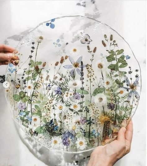 Clear Resin Art, Dried Flowers And Resin Ideas, Dry Flowers Resin, Flower Epoxy Resin, Resin With Dried Flowers, Pressed Flower Resin Art, Flower Resin Ideas, Pressed Flowers In Resin, Resin Art With Flowers