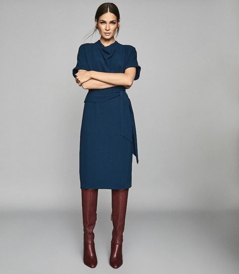 Capsule Workwear, Lady Lawyer, Workwear Wardrobe, Power Dress, Deep Autumn, Winter 23, Fall Styles, Iconic Dresses, Royal Style