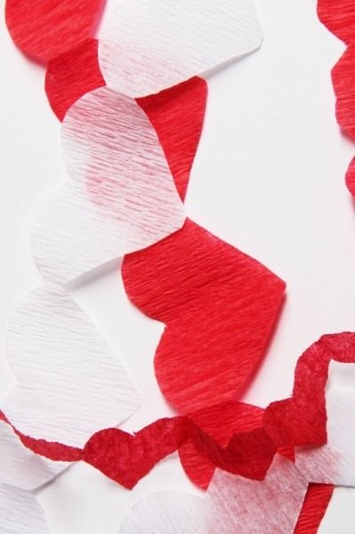 Heart Streamers, Streamer Decorations, Paper Flower Garlands, Crepe Paper Streamers, Party Streamers, Diy Heart, Paper Streamers, Diy Valentines Decorations, Studio Diy