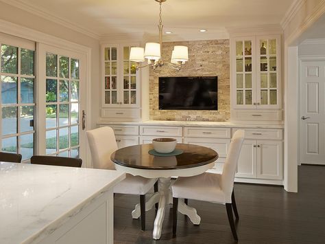 Tv In Dining Room Ideas, Tradition Kitchen, Kitchen Beverage Center, Bookcase Kitchen, Black Cooker, Tv Den, Barn House Interior, Family Room Remodel, Camp House