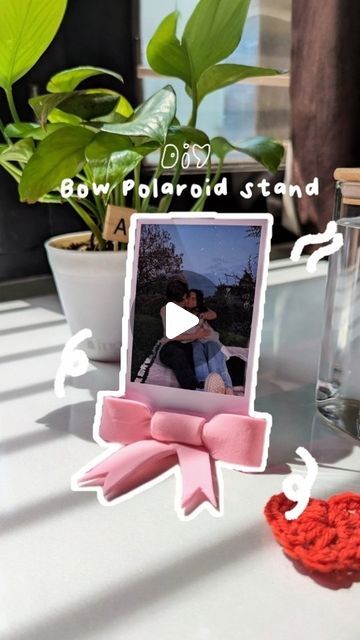 Zeni Art ‧₊˚🖇️ DIY with me ✂️⋅♡༘⋆ on Instagram: "🎀Easy clay photo holder ✨ @zeni.art_ follow me for more DIYs 🌷  Takes less than 5 mins and is so worth it 🥰  This is always on my table. I adore it sooo much 😍 Hope you like it too! 💖 . . . . . . . . . . .  #diy #diyphotoholder #polaroidstand #tabledecor #diyroomdecor #arcticmonkeys #spedup #fy #fyp #fypシ #explore #explorepage #trending #viral #coquette #cutegiftideas #coquetteaesthetic #coquettefashion #coquettegirl #coquettecore #foamclay #superclay #superclaycraft #foamclaycraft #diycraft #decorideas #coquettediy #polaroid #bow #diybow [DIY Bow Polaroid Stand, Foam Clay Crafts, Polaroid Display Ideas, DIY Room Decor, Handmade Photo Holder, Foam Clay Art, Cute Desk Decor, Creative Polaroid Stand, Coquette Aesthetic DIY, Easy Craft Pr Photo Holders Diy, Clay Art Decoration, Cute Diy Desk Decor, Polaroid Diy Ideas, Room Diy Aesthetic, Superclay Craft, Clay Room Decor Diy Ideas, Coquette Diy Room Decor, Diy Desk Decor Aesthetic