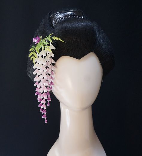 Bird Of Paradise. Tropical flower kanzashi. by hanatsukuri on DeviantArt Geisha Hair, Violet Gradient, Wisteria Flowers, High Fashion Hair, Purple Wisteria, Shibori Fabric, Kanzashi Flowers, Japanese Hairstyle, Light Lavender