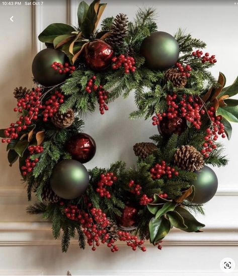 Christmas Wreaths Red Berries, Red Berry Wreath Diy, Evergreen Christmas Wreaths Diy, Christmas Wreath Traditional, Green Red And Gold Christmas Decor, Christmas Wreaths For Front Door Vintage, Classic Christmas Wreath, Diy Xmas Wreaths For Front Door, Diy Reefs Door Christmas