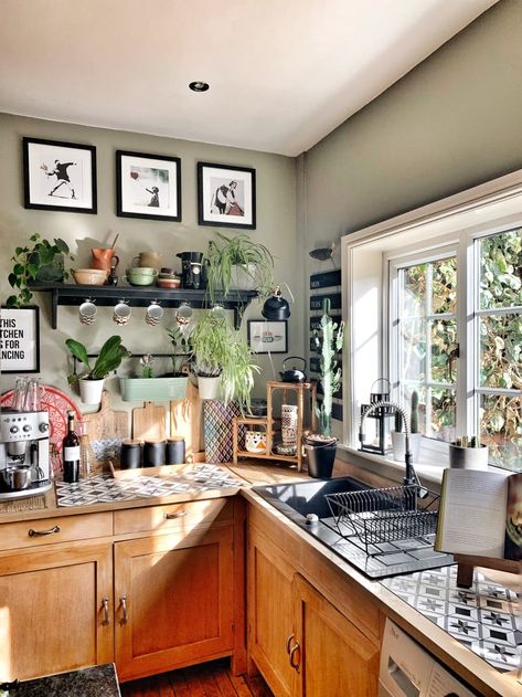 Green Kitchen Walls, Light Wood Cabinets, Cottage Style Kitchen, Green Kitchen, Wood Kitchen, Ideas Home, Wood Cabinets, Kitchen Home, Kitchen Styling